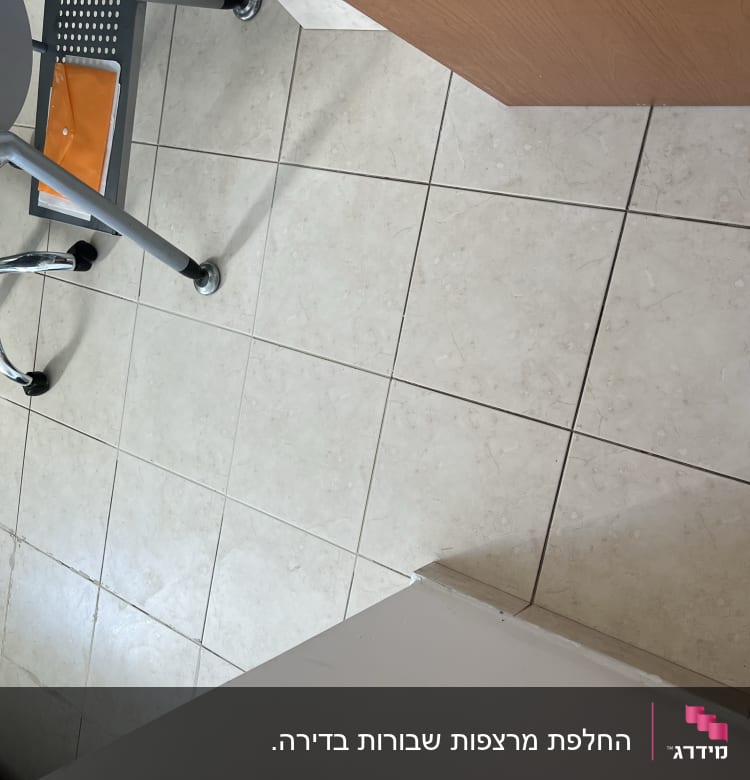 רצפה מרוצפת עם כיסא משרדי על גלגלים